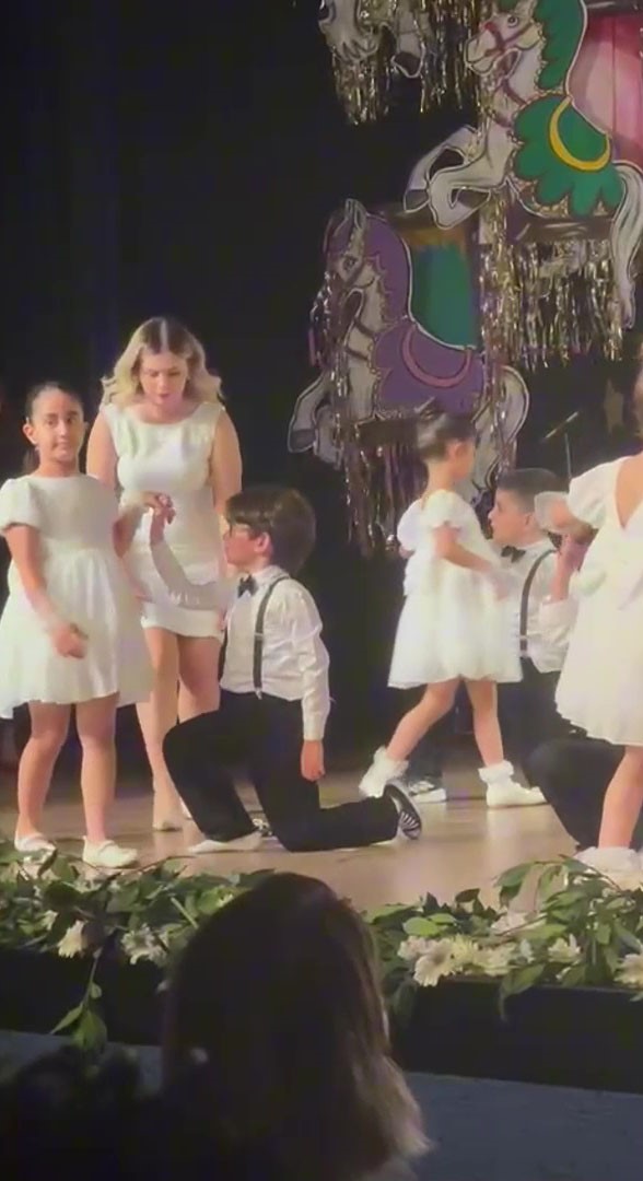 Minik dans&ccedil;ının partnerinin sahnede ayakkabısı &ccedil;ıkınca imdadına &ouml;ğretmeni yetişti
