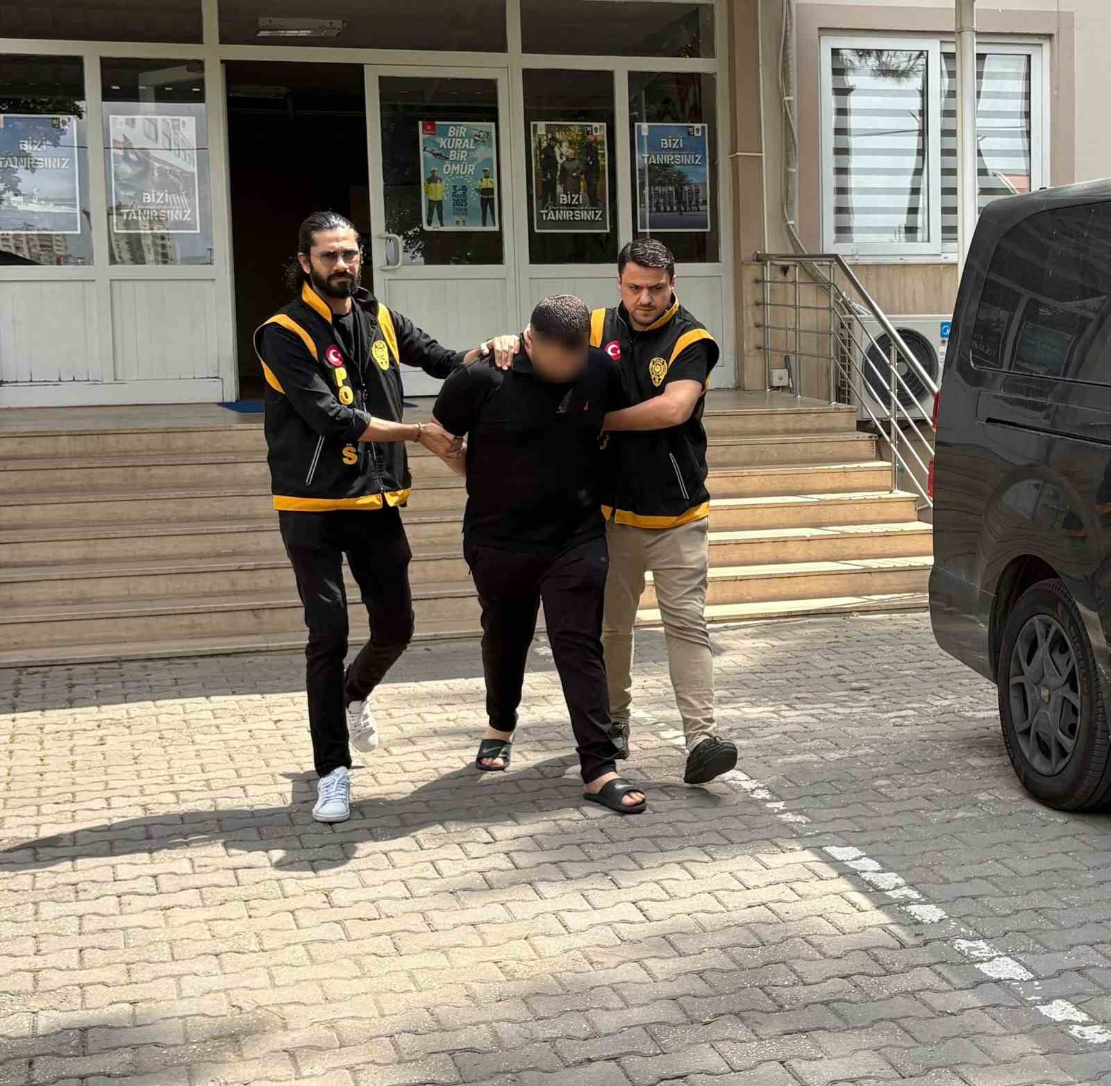 Minib&uuml;steyken husumetlisini g&ouml;r&uuml;p defalarca ateş etti: O anlar kamerada
