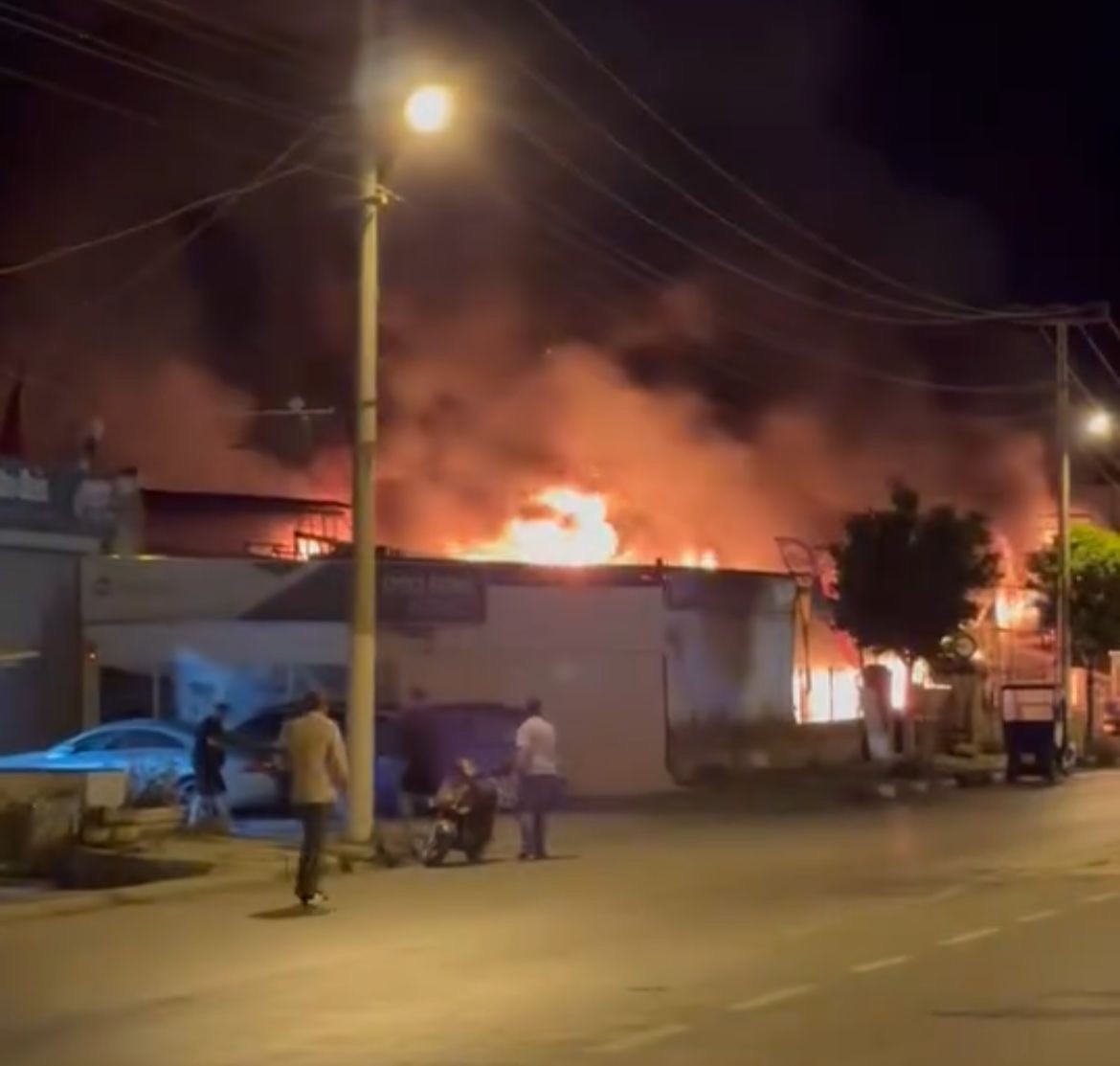 Bodrum&rsquo;da alevler geceyi aydınlattı: Oto tamirci yandı, 3 milyon liralık zarar oluştu
