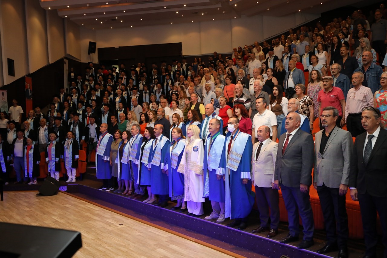 AÜ 60+ Tazelenme Üniversitesinde mezuniyet sevinci