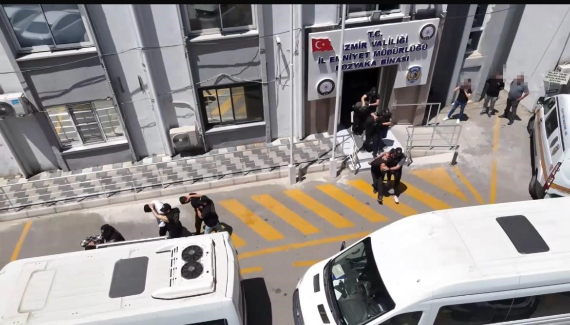 İzmir&rsquo;de 2 kişinin &ouml;ld&uuml;ğ&uuml; kavga olayında 8 tutuklama
