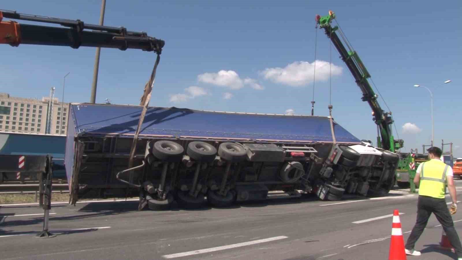 Pendik TEM Otoyolu’nda devrilen tır kaldırıldı