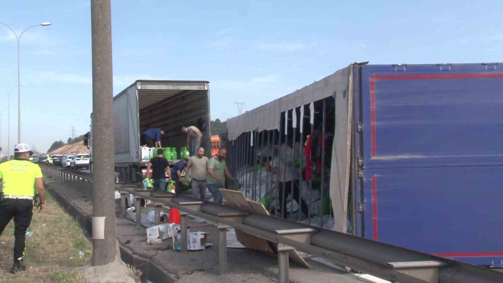 Pendik TEM Otoyolu’nda devrilen tır kaldırıldı
