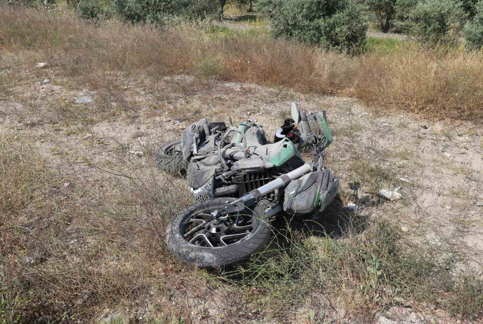 Kaldırıma çarpıp 30 metre savrulan motosikletin sürücüsü ağır yaralandı
