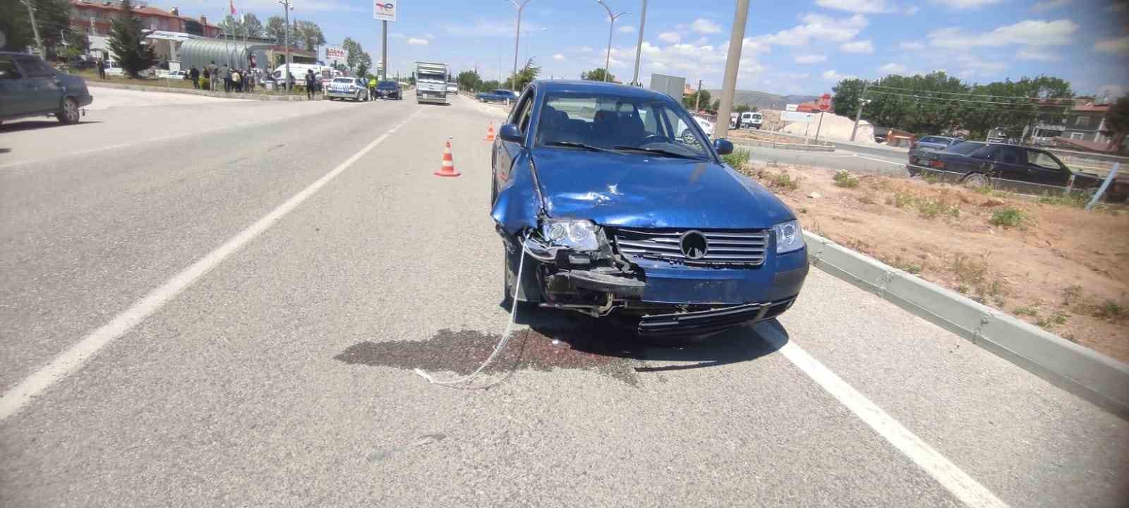 Şarkikaraağaç’ta belediye aracı motosikletle çarpıştı: 3 yaralı