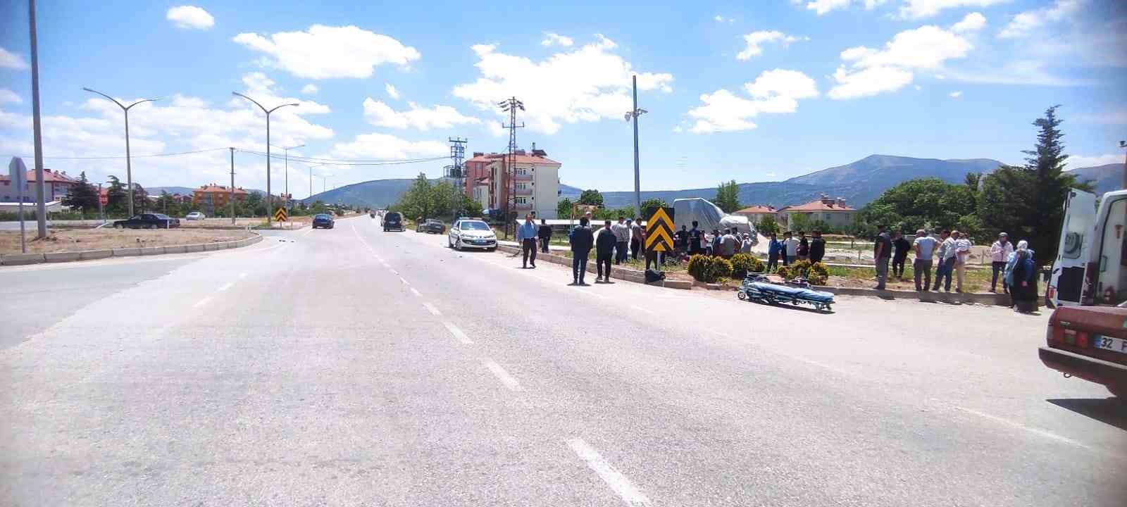 Şarkikaraağa&ccedil;&rsquo;ta belediye aracı motosikletle &ccedil;arpıştı: 3 yaralı
