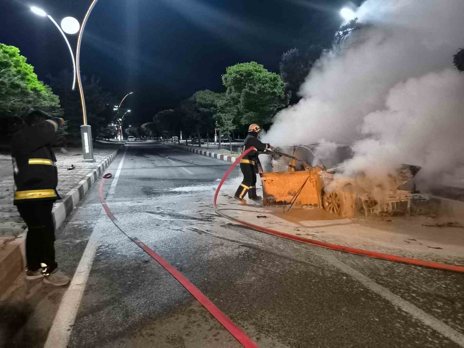 Van&rsquo;da park halindeki araca &ccedil;arpan otomobil alev alev yandı
