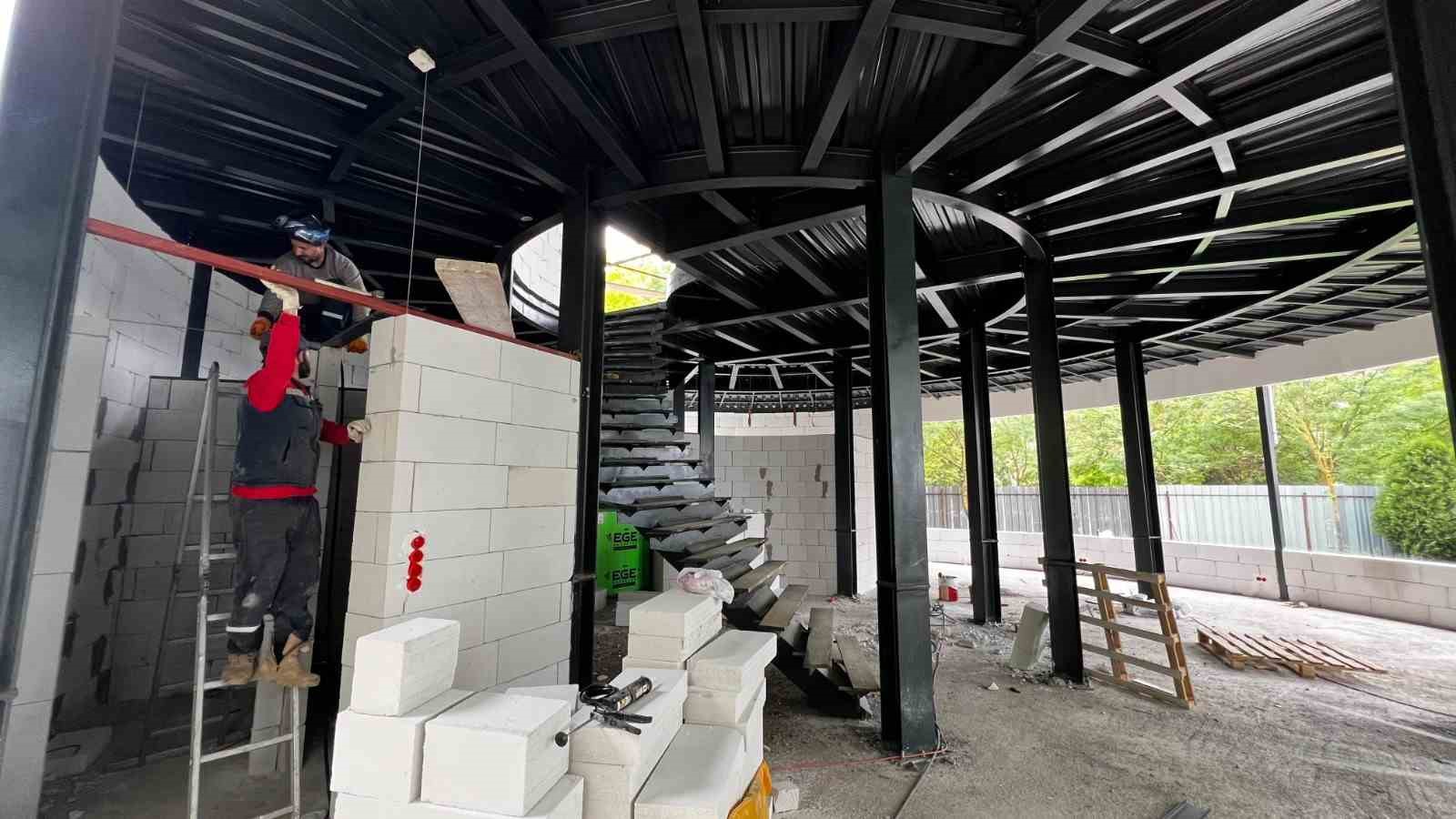 Deniz ve orman manzarası eşliğinde kitaplarını okuyacaklar