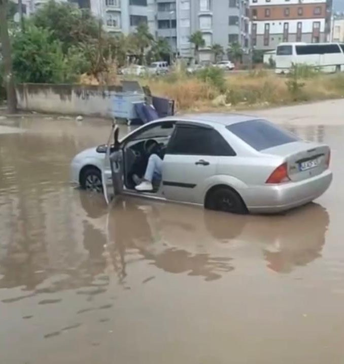 Osmaniye’de şiddetli yağmur hayatı felç etti
