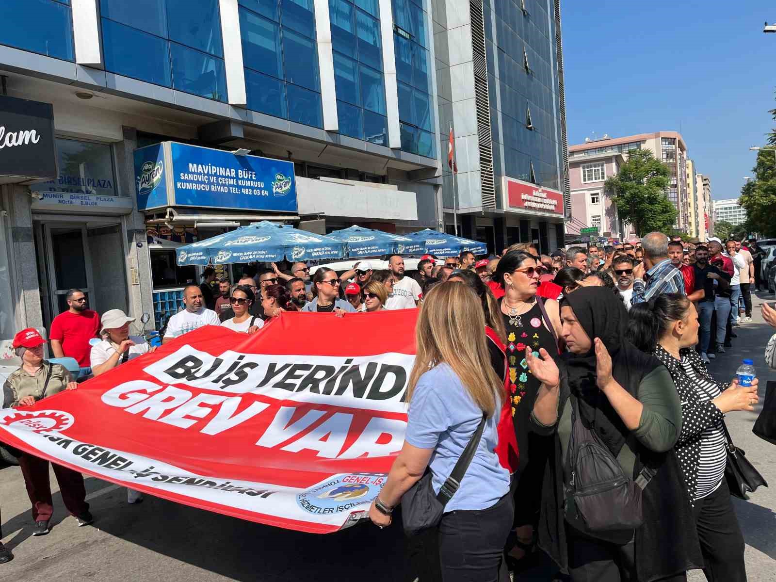 Greve &ccedil;ıkan binlerce iş&ccedil;i İzmir B&uuml;y&uuml;kşehir &ouml;n&uuml;nde toplandı
