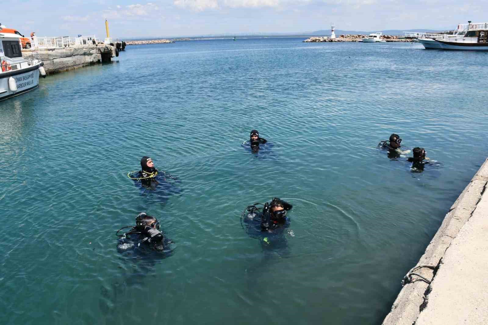 Bozcaada Limanı&rsquo;nda &Ccedil;evre G&uuml;n&uuml; Temizliği
