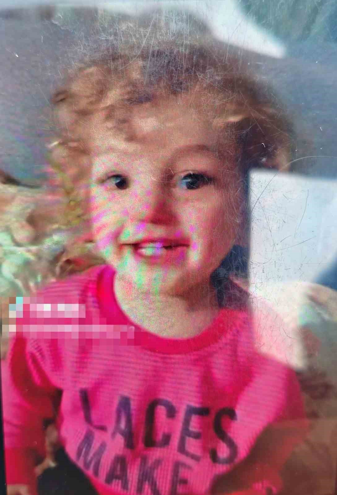 Oyun oynarken balkondan d&uuml;şen k&uuml;&ccedil;&uuml;k &ccedil;ocuğun cenazesi g&ouml;zyaşları i&ccedil;inde teslim alındı
