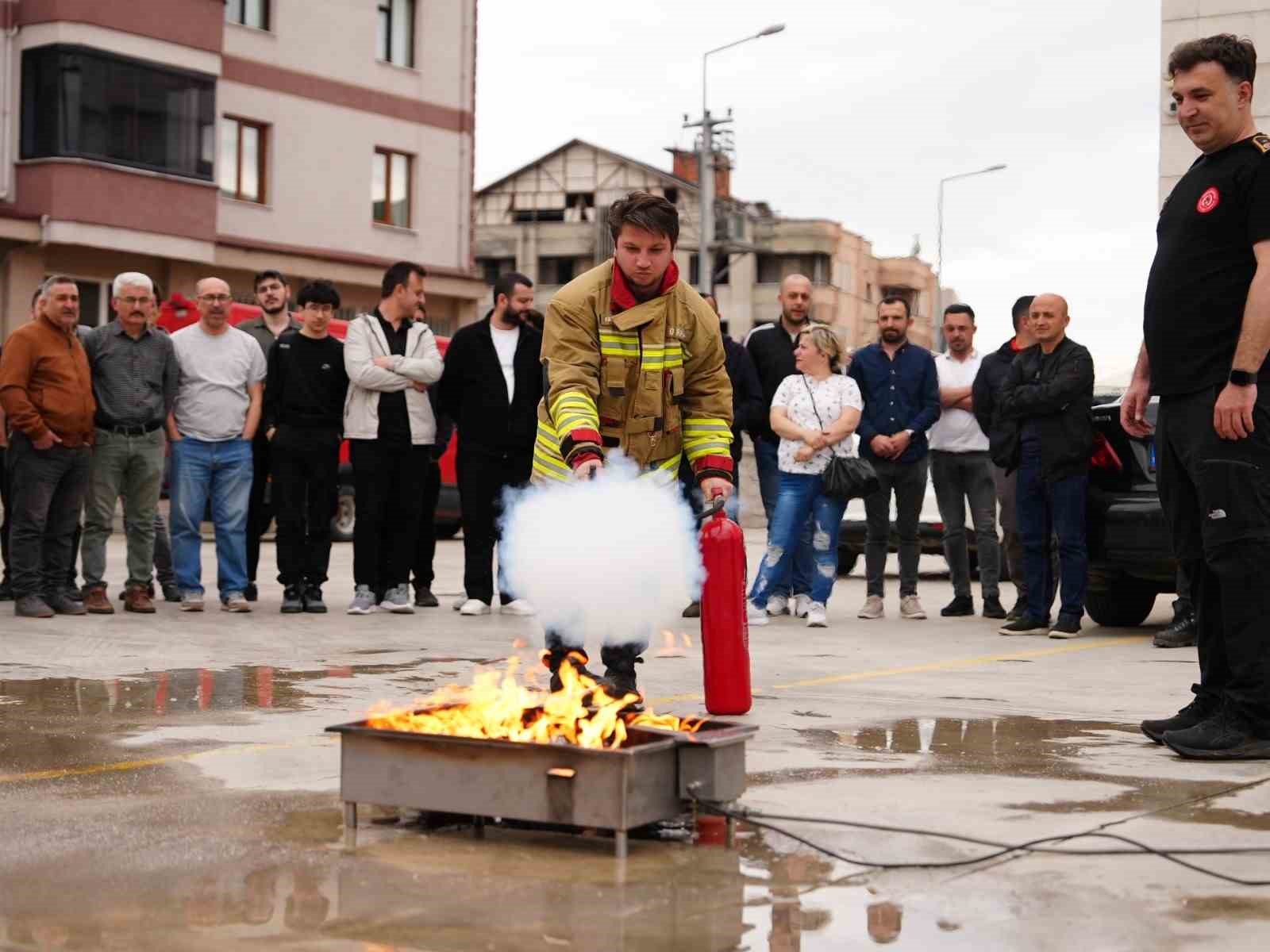 D&uuml;zce&rsquo;de akaryakıt istasyonu &ccedil;alışanlarına yangın eğitimi
