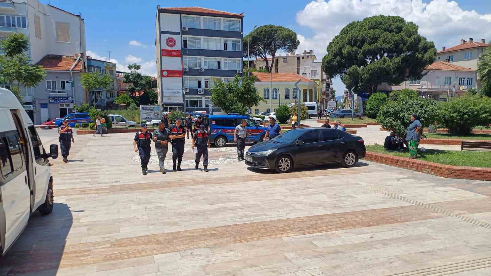 D&ouml;rt yaşındaki Enes&rsquo;in &ouml;l&uuml;m&uuml;n&uuml; lastik ve kaputtaki kan izleri aydınlattı
