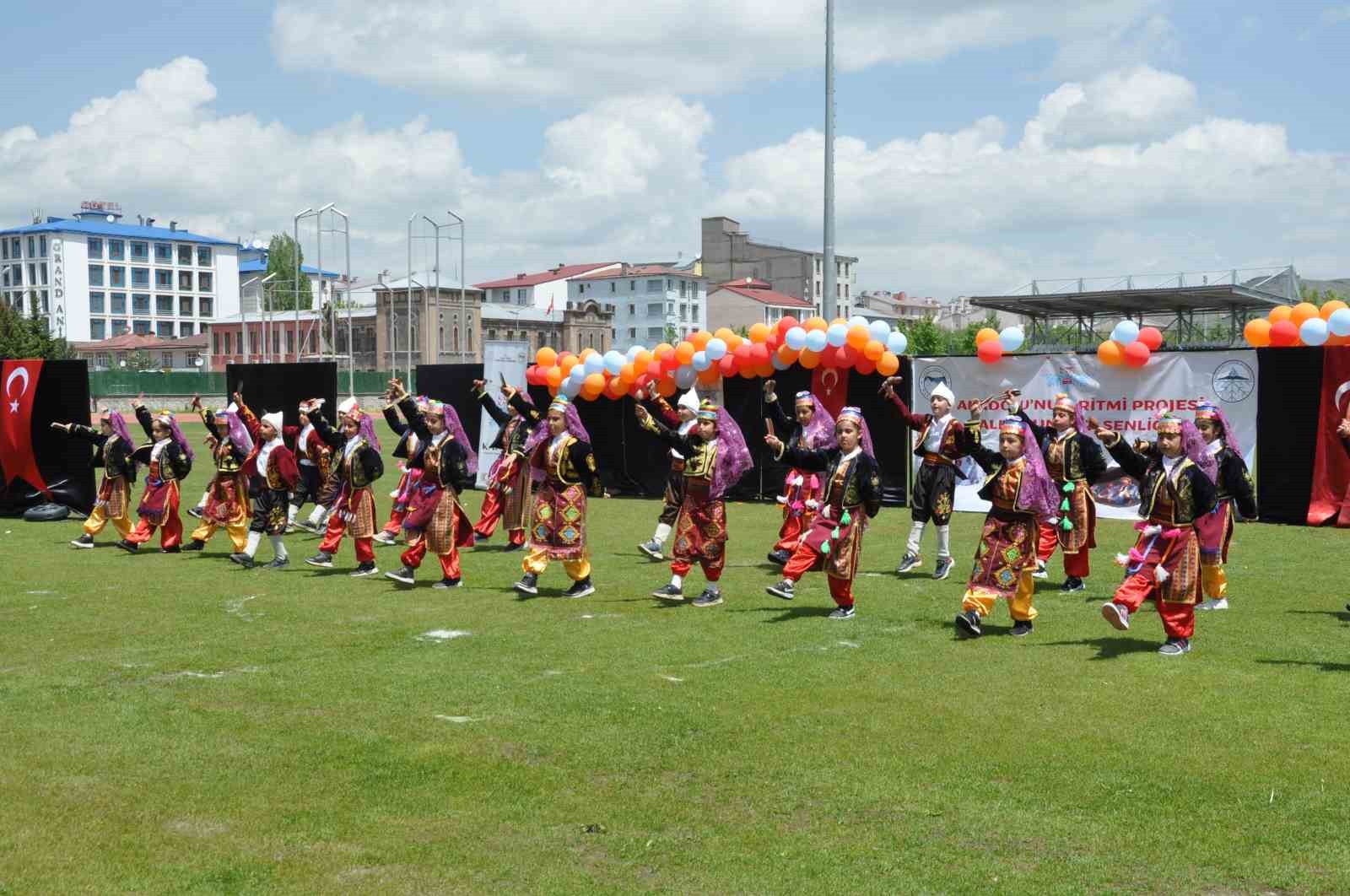 Kars&rsquo;ta Halk Oyunları Şenliği renkli g&ouml;r&uuml;nt&uuml;lere sahne oldu
