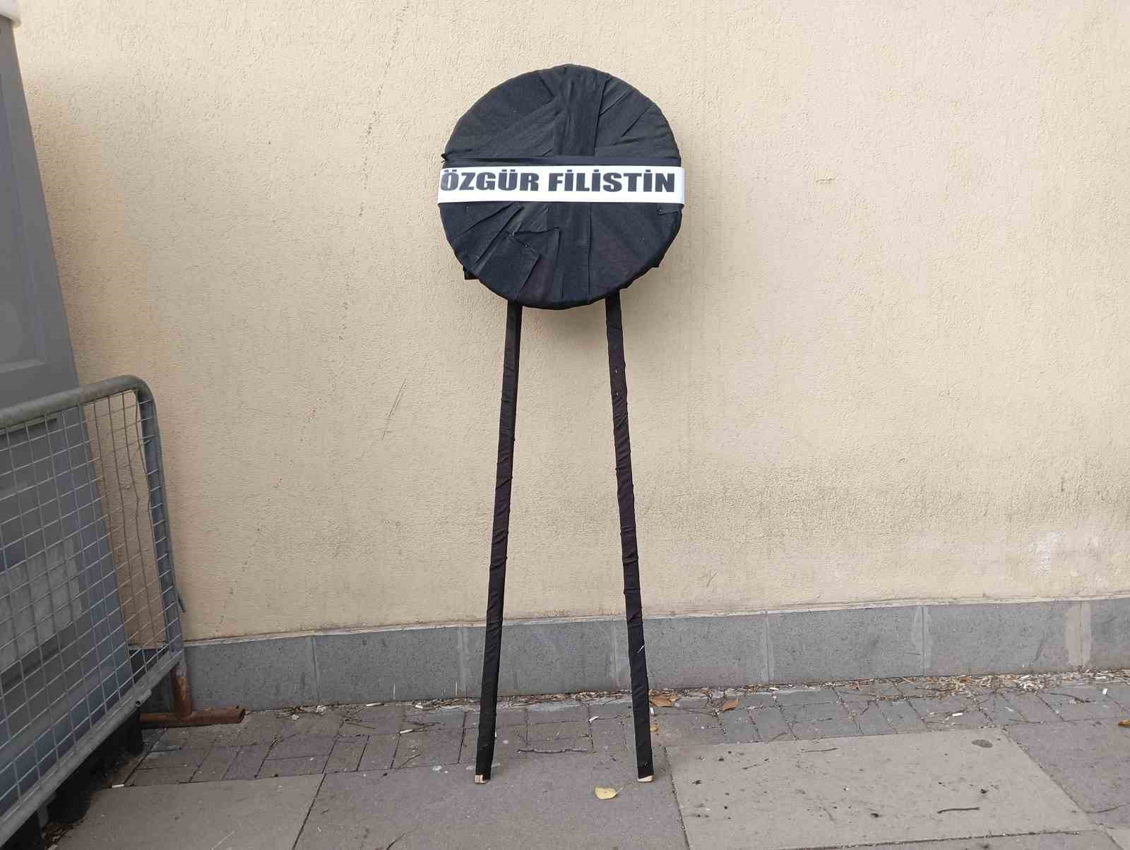 İsrail B&uuml;y&uuml;kel&ccedil;iliği &ouml;n&uuml;nde siyah &ccedil;elenkli protesto
