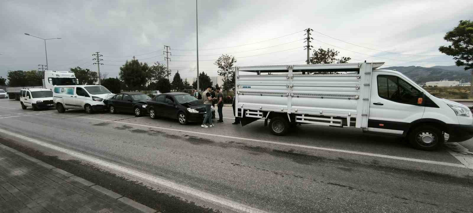 Afyonkarahisar&rsquo;da zincirleme trafik kazası, 4 ara&ccedil; birbirine girdi
