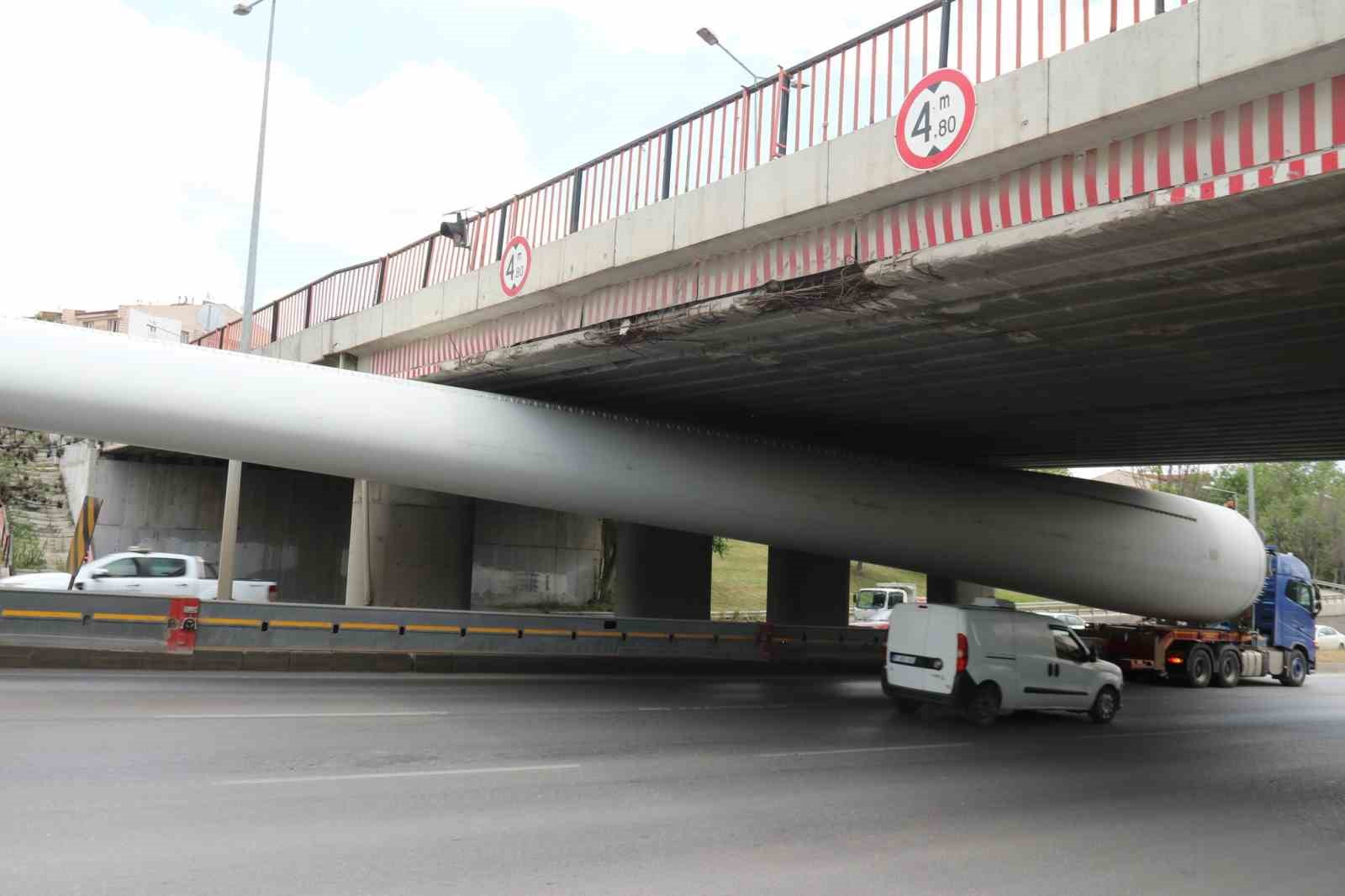 Rüzgar türbini köprüye takıldı
