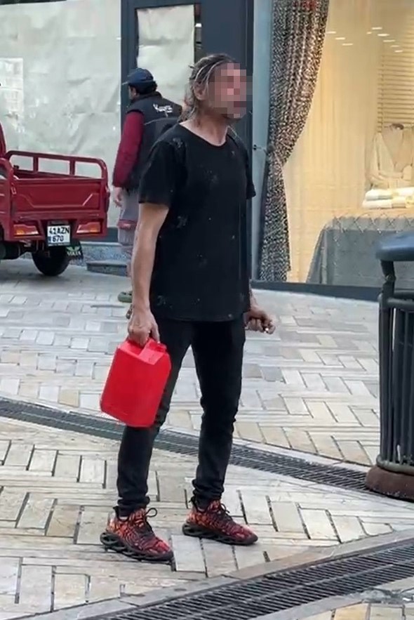 Üstüne benzin dökerek kendini yakmak istedi, polis engel oldu
