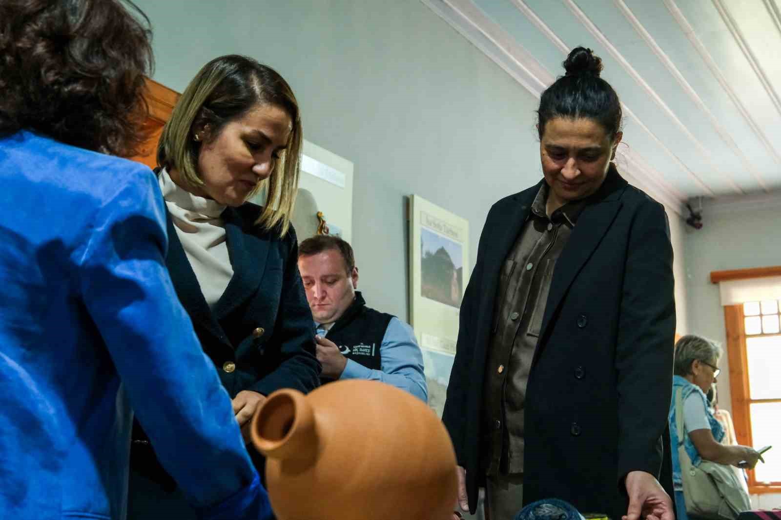 &lsquo;İz Bırakanlar&rsquo; sergisi sanatseverle buluştu
