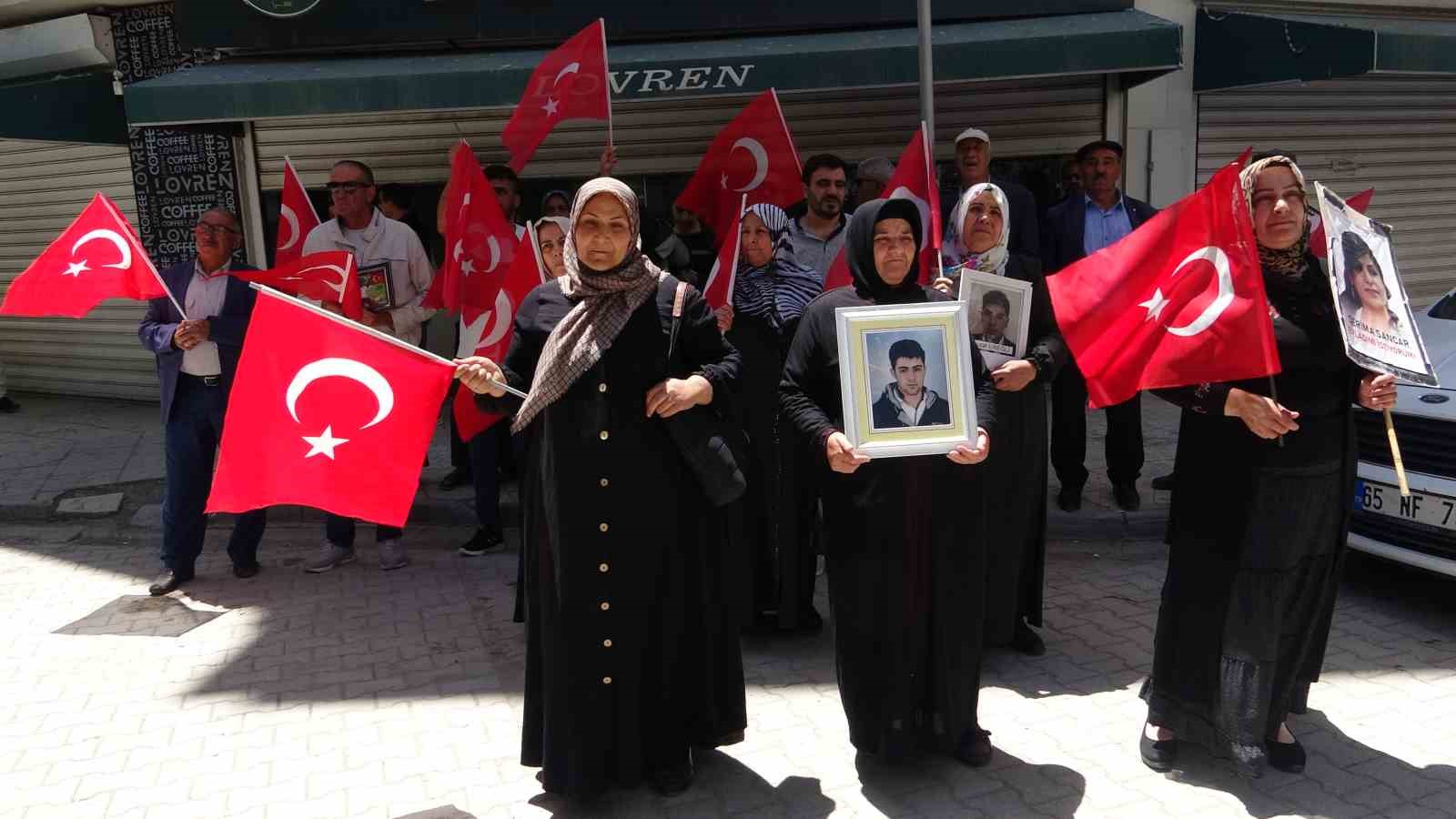 Vanlı aileler: "Artık bu &uuml;lkede şehit haberleri almak istemiyoruz"
