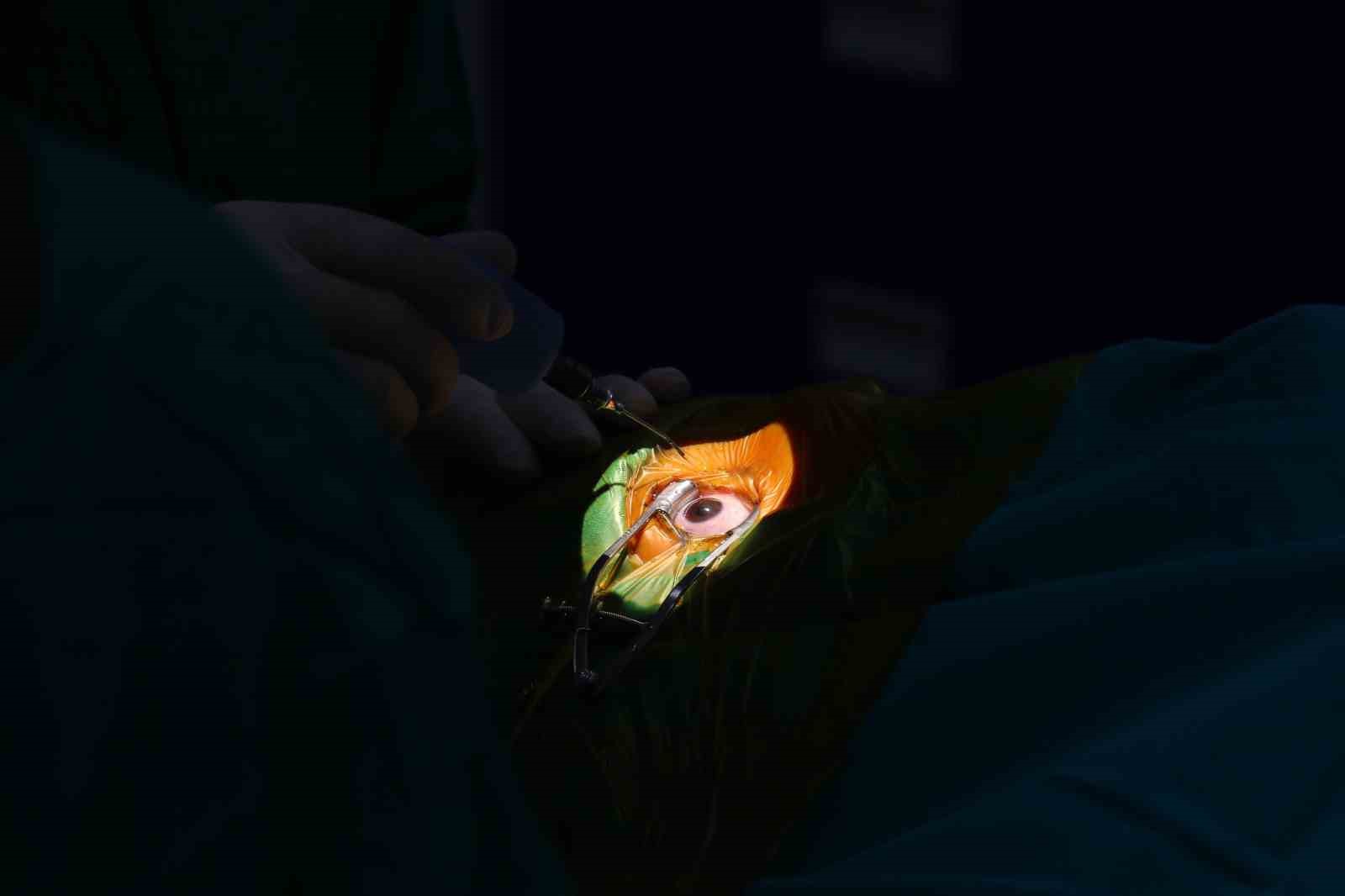 70 hastanın g&ouml;z ameliyatı 42 &uuml;lkede canlı yayınlanacak
