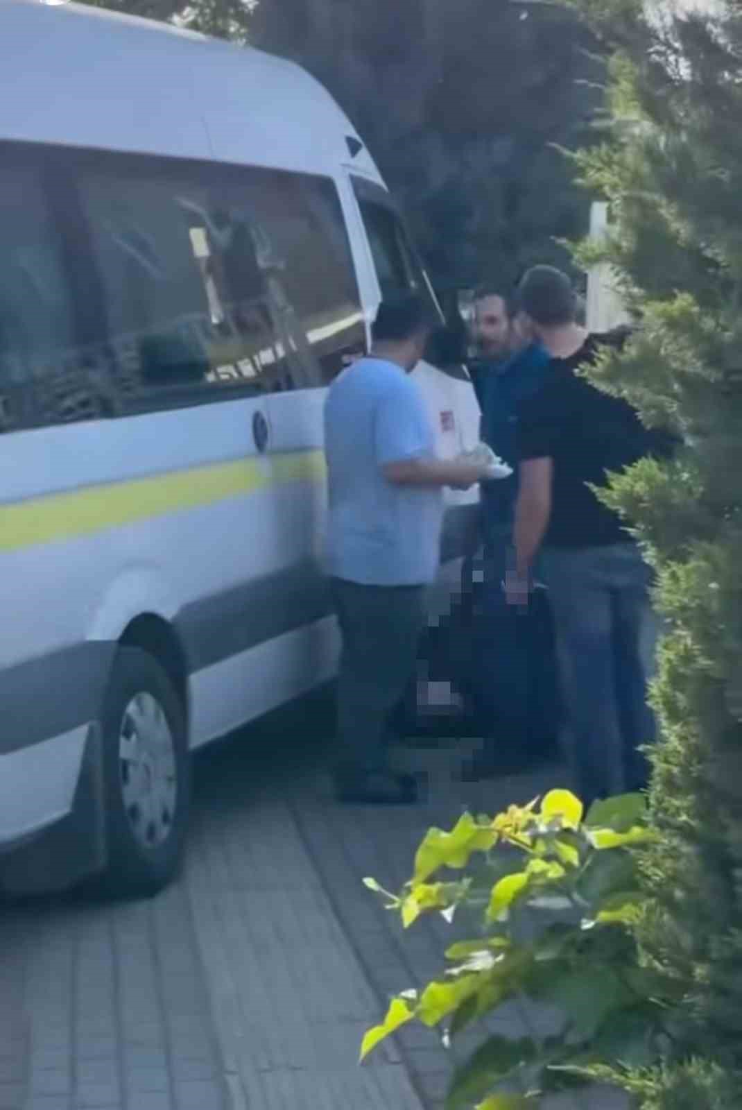 Bankamatikten para &ccedil;ekti, servis aracının altında kaldı...O anlar kamerada
