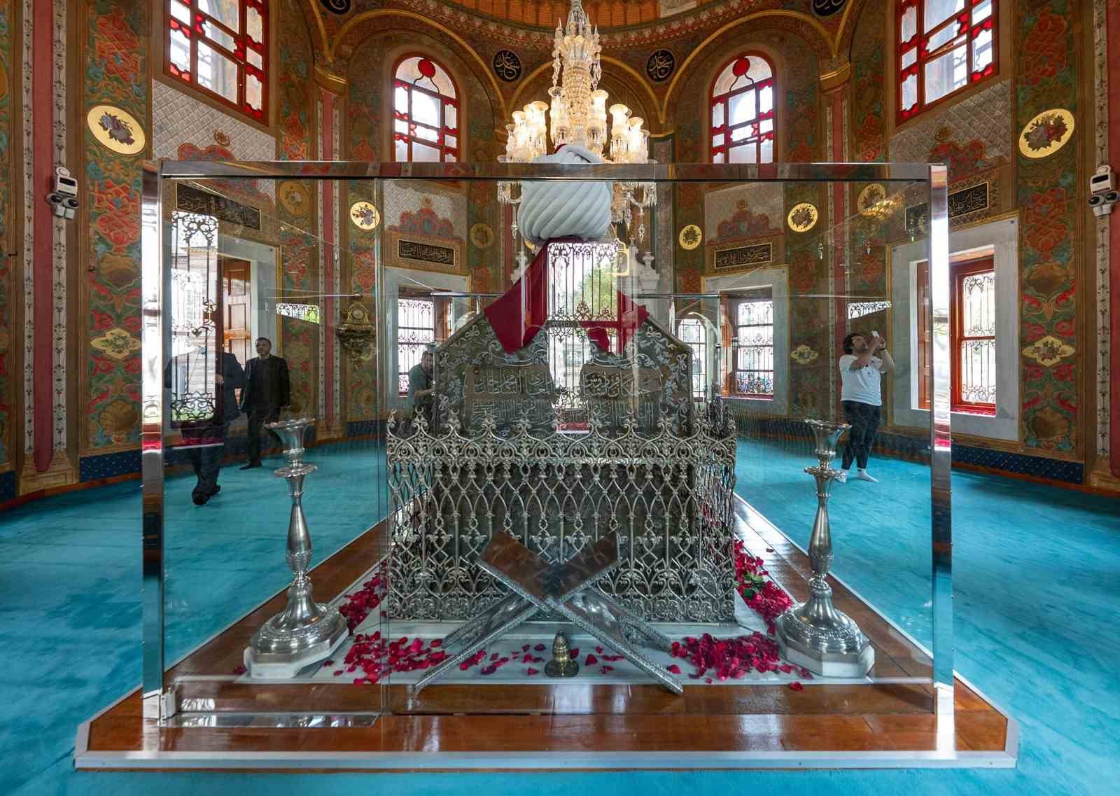 Fatih Sultan Mehmet Han&rsquo;ın fethin 572&rsquo;inci yıld&ouml;n&uuml;m&uuml;nde kabri başında dualarla anıldı
