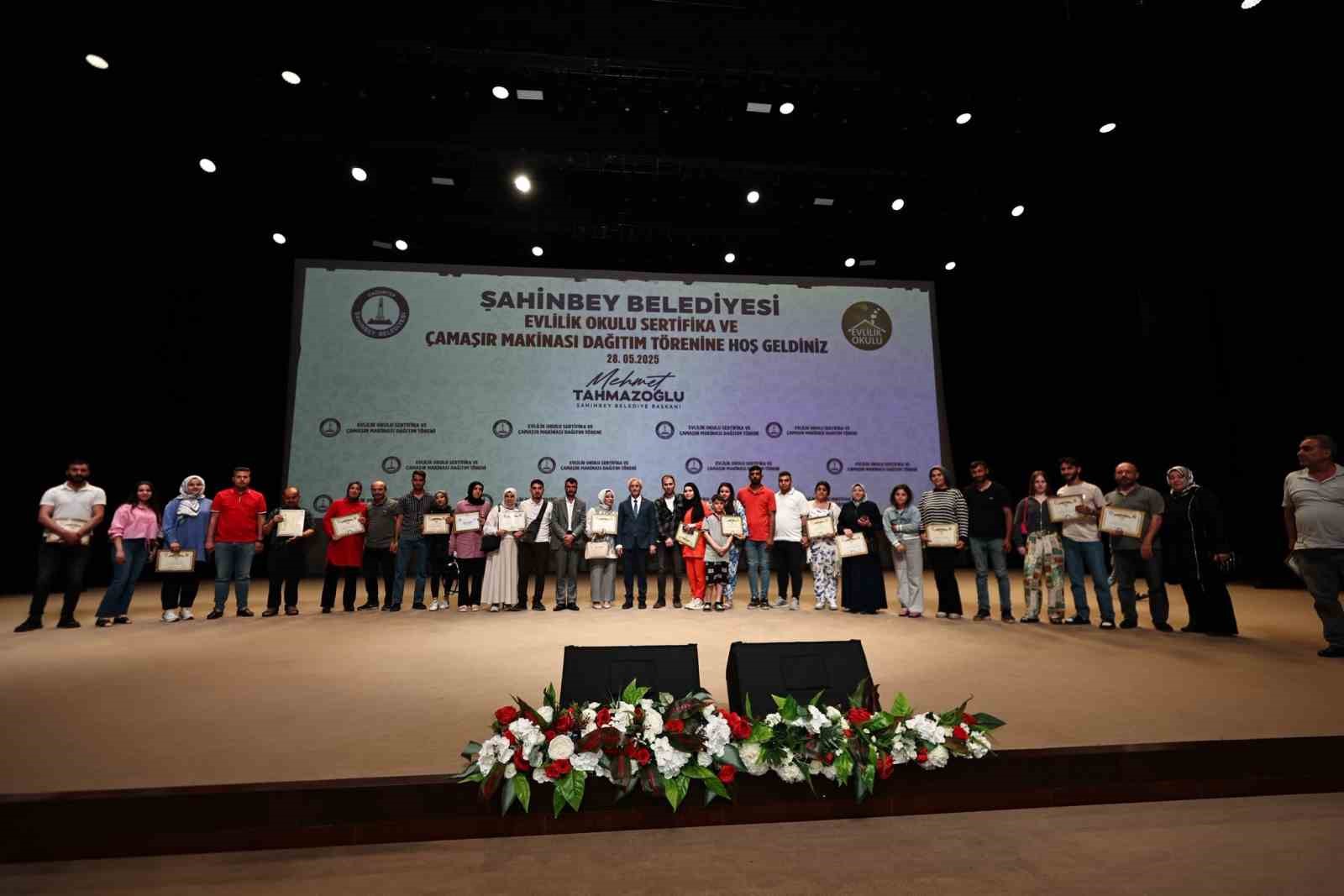 Evlilik Okulu&rsquo;nda eğitim g&ouml;ren bin 120 &ccedil;ift daha sertifikasını aldı
