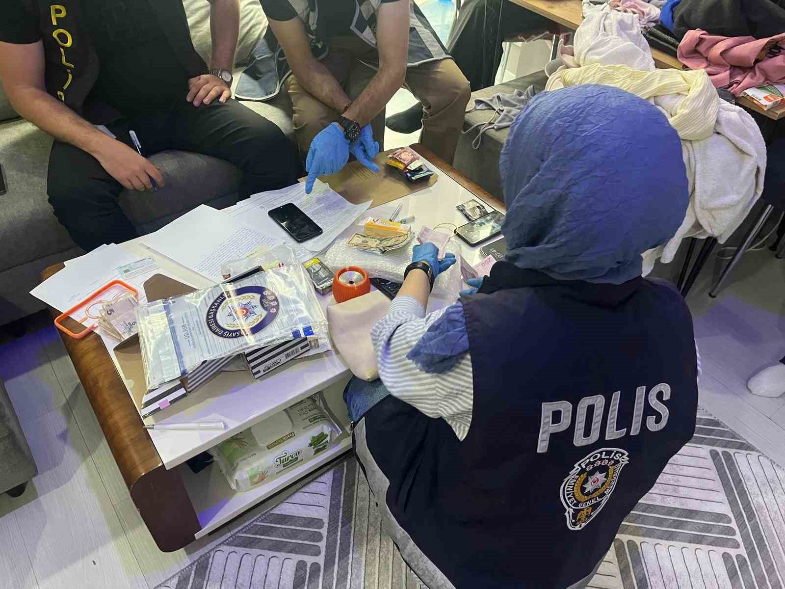 Masaj salonuna fuhuş operasyonu: 3 g&ouml;zaltı
