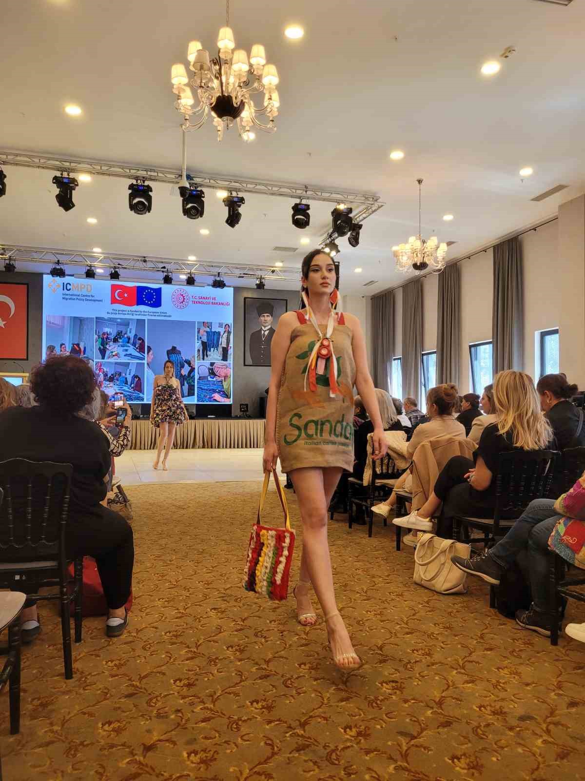 Atıklar takı, elbise olup defilede sergilendi
