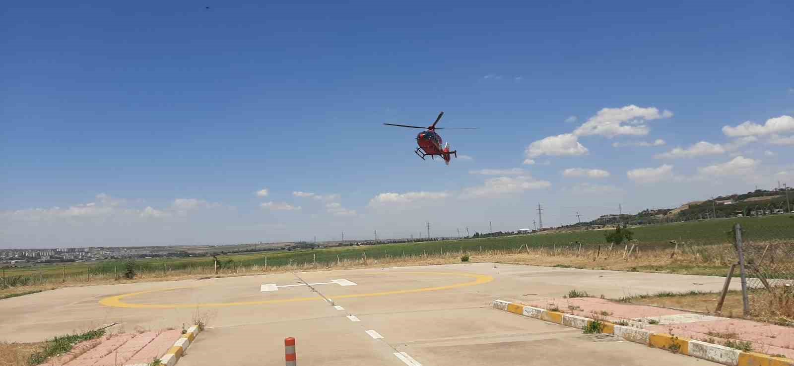 Diyarbakır&rsquo;da &ccedil;atıda yaktıkları ateşi s&ouml;nd&uuml;rmeye &ccedil;alışan &ccedil;iftin v&uuml;cudunda yanıklar oluştu
