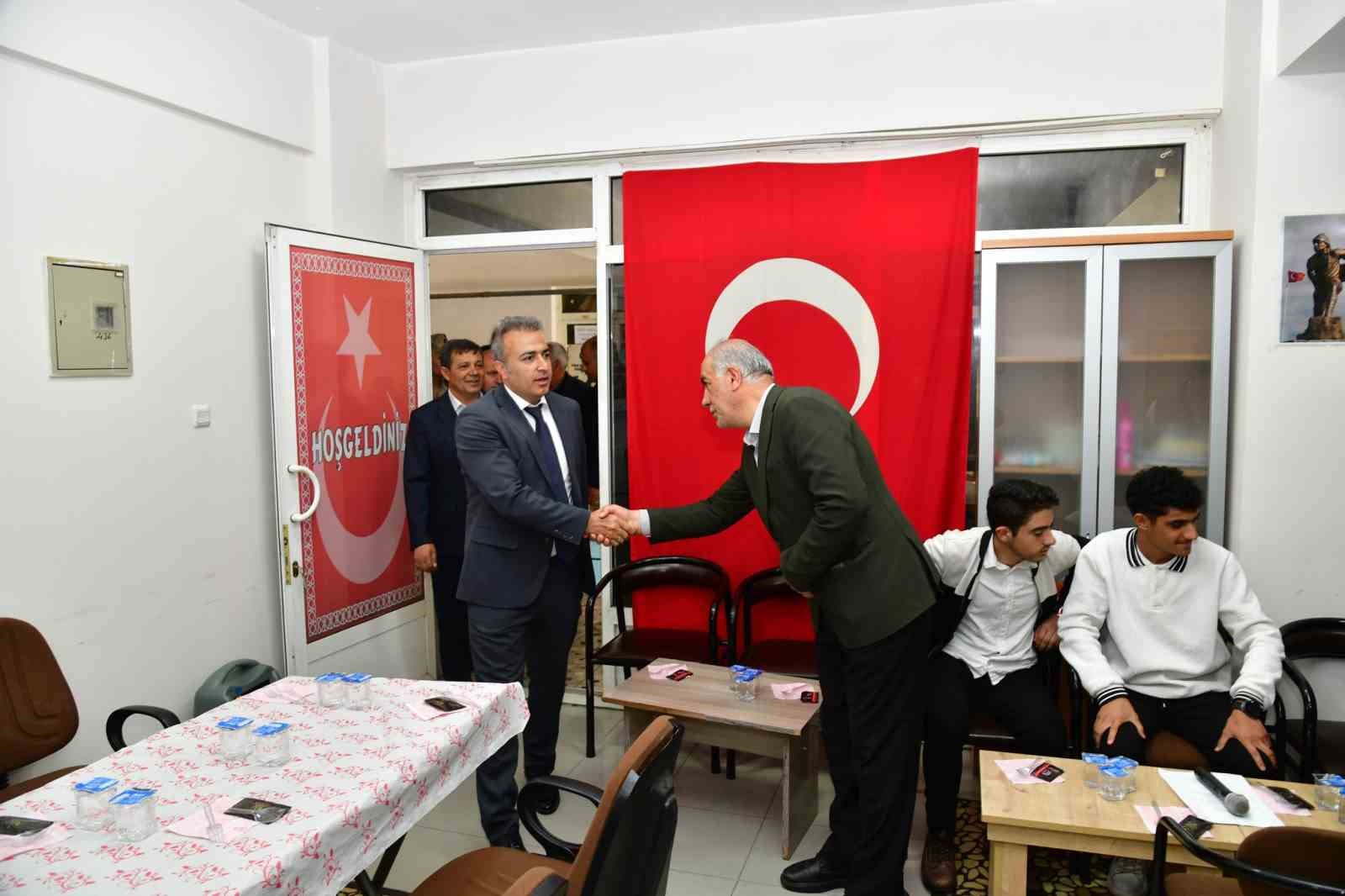 Vali &Ccedil;i&ccedil;ek, şehitler i&ccedil;in d&uuml;zenlenen mevlid programına katıldı
