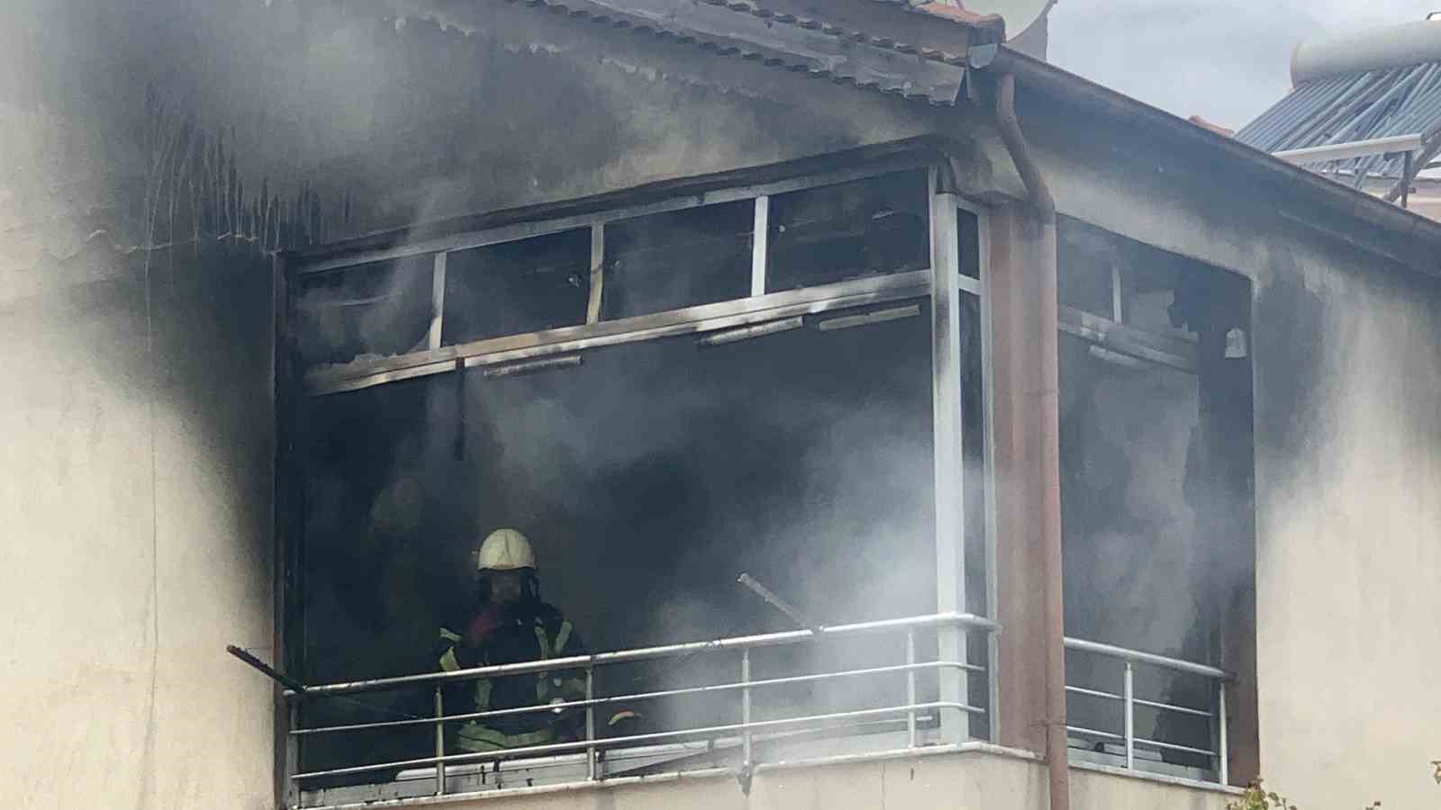 Karaman’da boşandığı eşi ile tartışan öfkeli koca bezinle evini yaktı