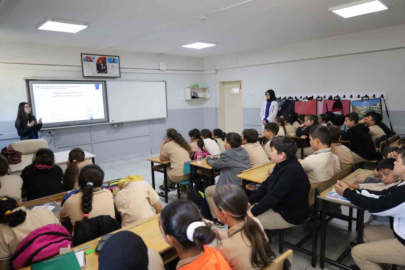 Öğrencilere sıfır atık politikaları anlatılıyor