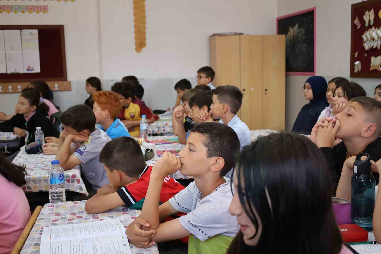 &Ouml;ğrencilere sıfır atık politikaları anlatılıyor
