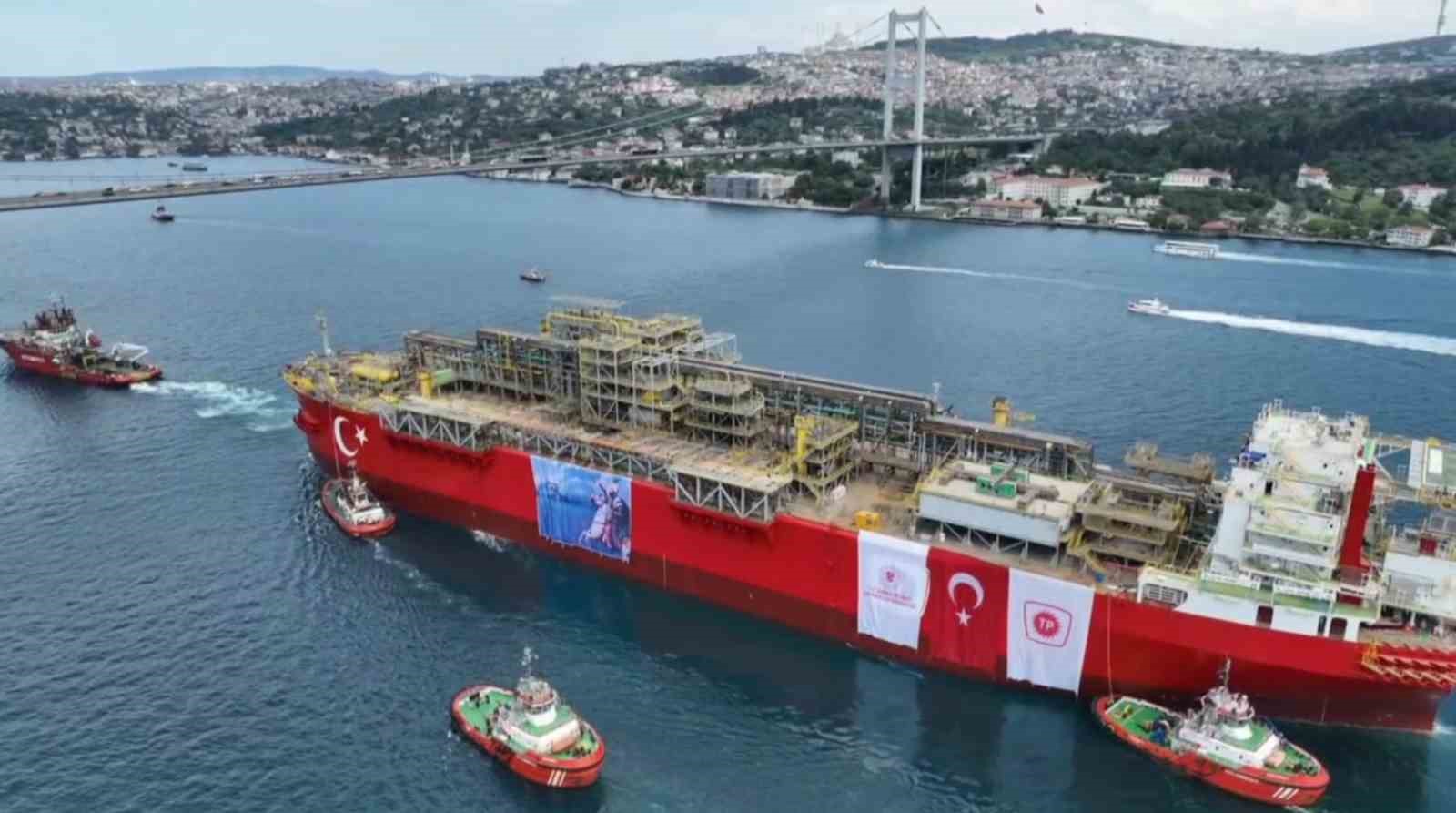 &lsquo;Osman Gazi&rsquo; platformunun 15 Temmuz Şehitler K&ouml;pr&uuml;s&uuml;&rsquo;nden ge&ccedil;işi dron ile g&ouml;r&uuml;nt&uuml;lendi
