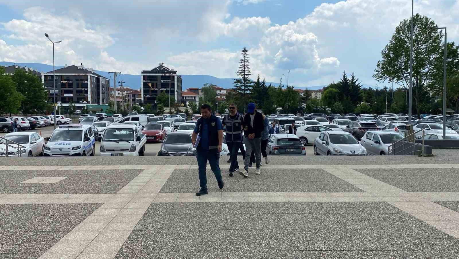 Çaldıkları plakayı başka araca takıp kaçtılar, Sakarya’da yakalandılar
