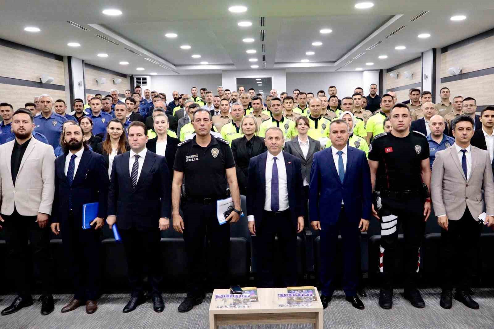 Emniyet M&uuml;d&uuml;r&uuml; Kenan Kurt, Biga&rsquo;da yapımı devam eden Emniyet M&uuml;d&uuml;rl&uuml;ğ&uuml; binasında incelemelerde bulundu
