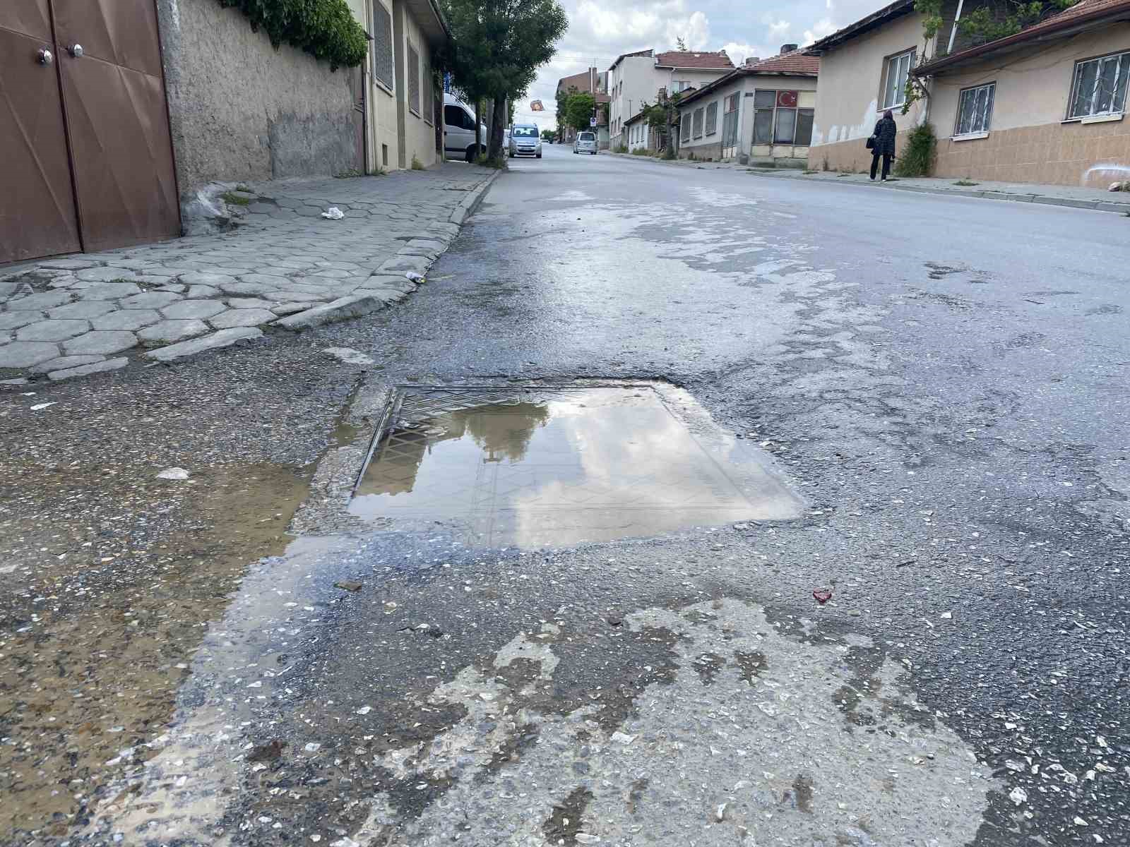Şebeke suyu hattındaki patlak onarılmayı bekliyor
