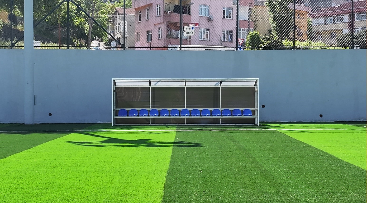 Yenisahra Stadı yenilendi, Ataşehir&rsquo;de spor altyapısı g&uuml;&ccedil;lendi
