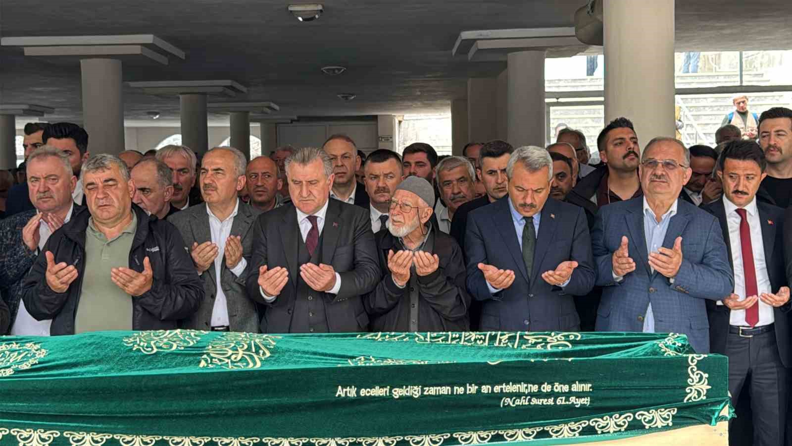 Bakan Osman Aşkın Bak’ın amcası son yolculuğuna uğurlandı