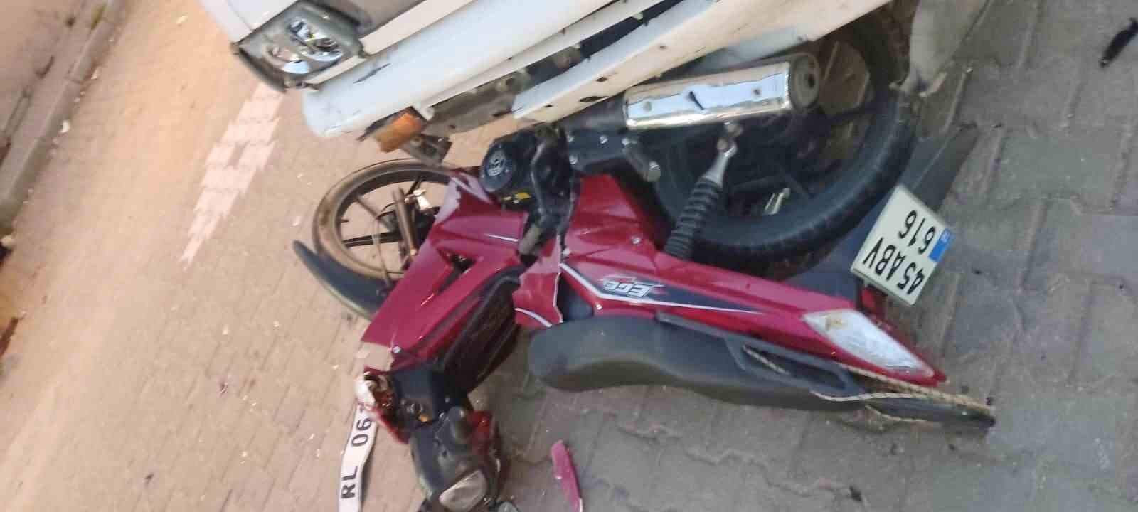 Manisa’da motosiklet minibüsün altında kaldı