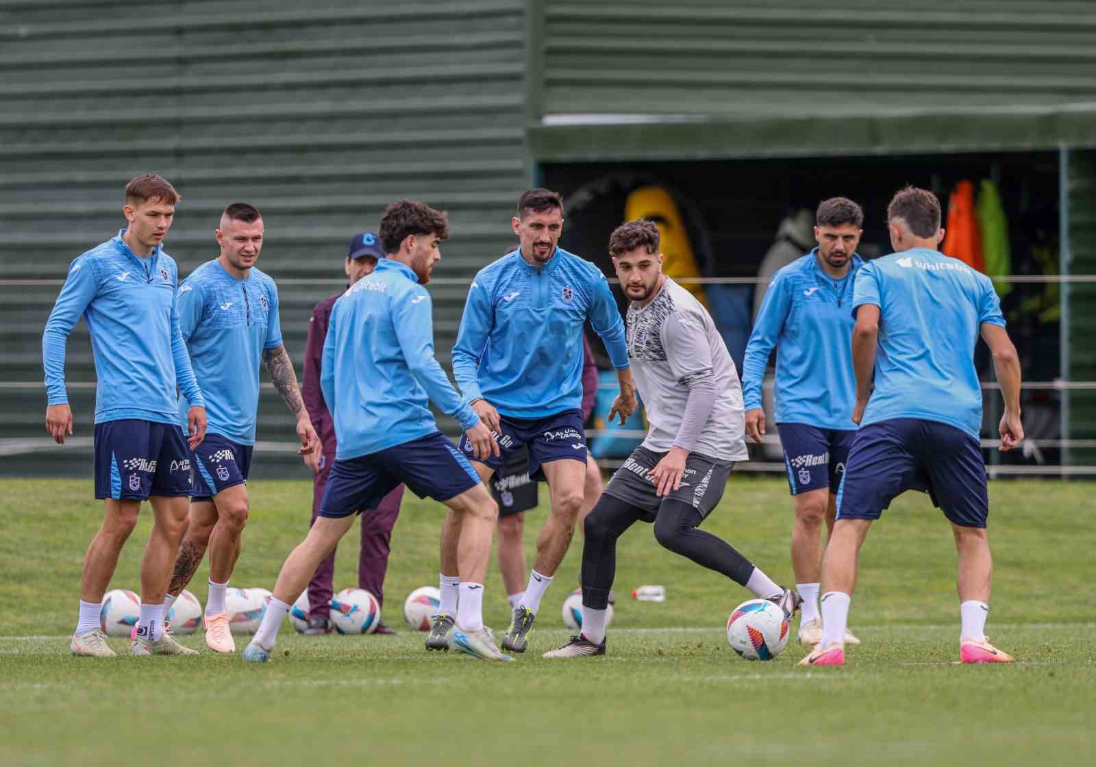 Trabzonspor, Antalya’ya genç futbolcularıyla gitti