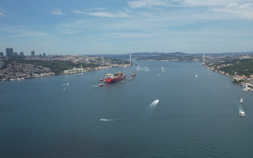 ’Osman Gazi’ boğazdan Karadeniz’e su fıskiyeleriyle uğurlandı
