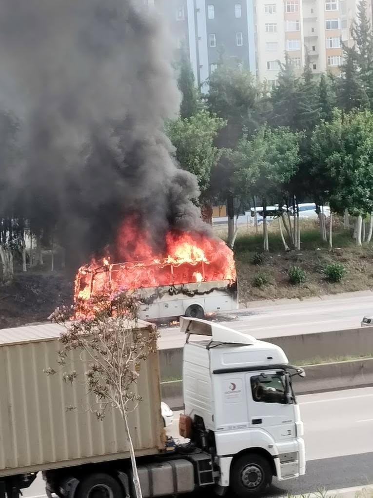 İş&ccedil;i servisi alev alev yandı
