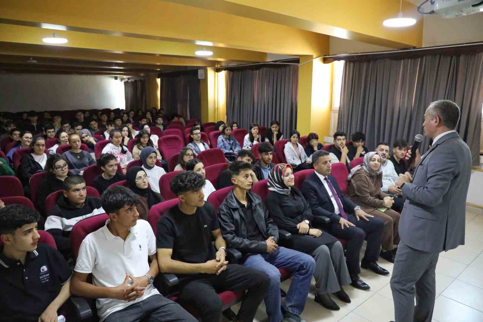 Ağrı Milli Eğitim M&uuml;d&uuml;r&uuml; K&ouml;krek&rsquo;ten YKS &ouml;ğrencilerine moral ziyareti
