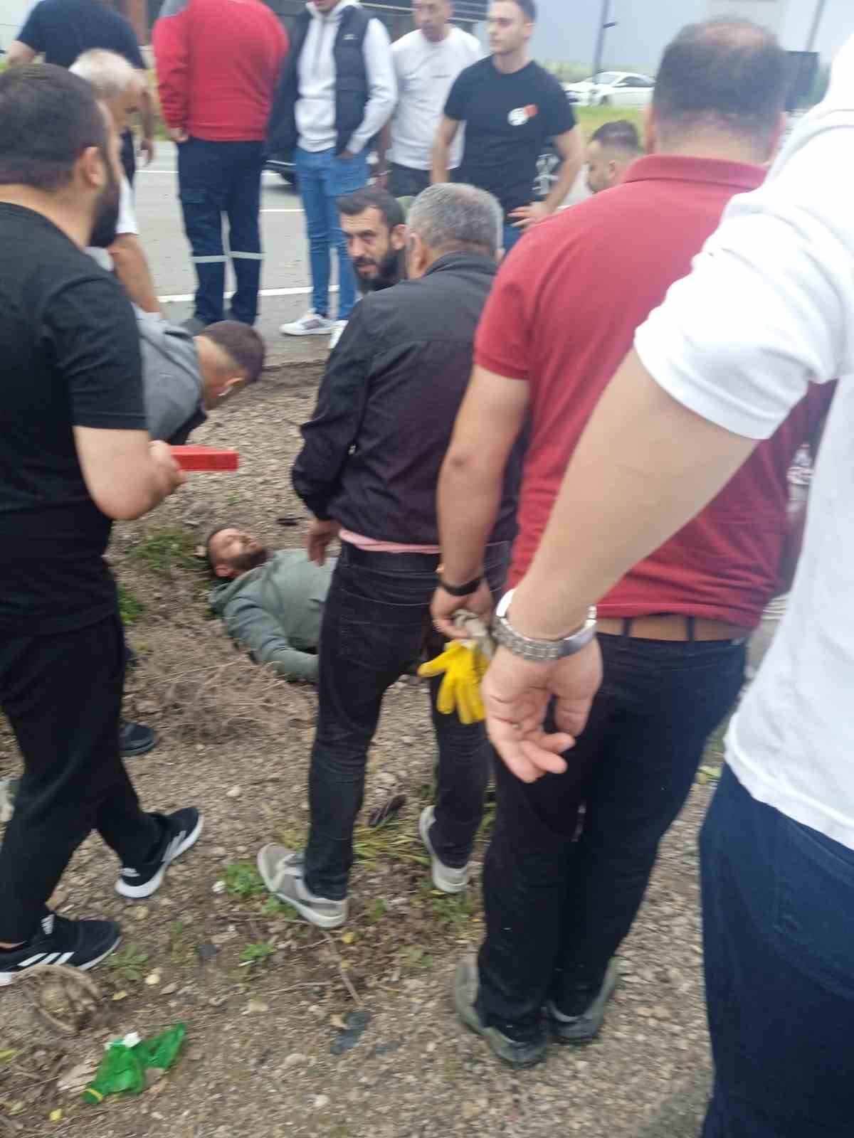 D&uuml;ğ&uuml;n&uuml;nde &ccedil;ıkan kavgayla g&uuml;ndeme gelen damat trafik kazasında yaralandı
