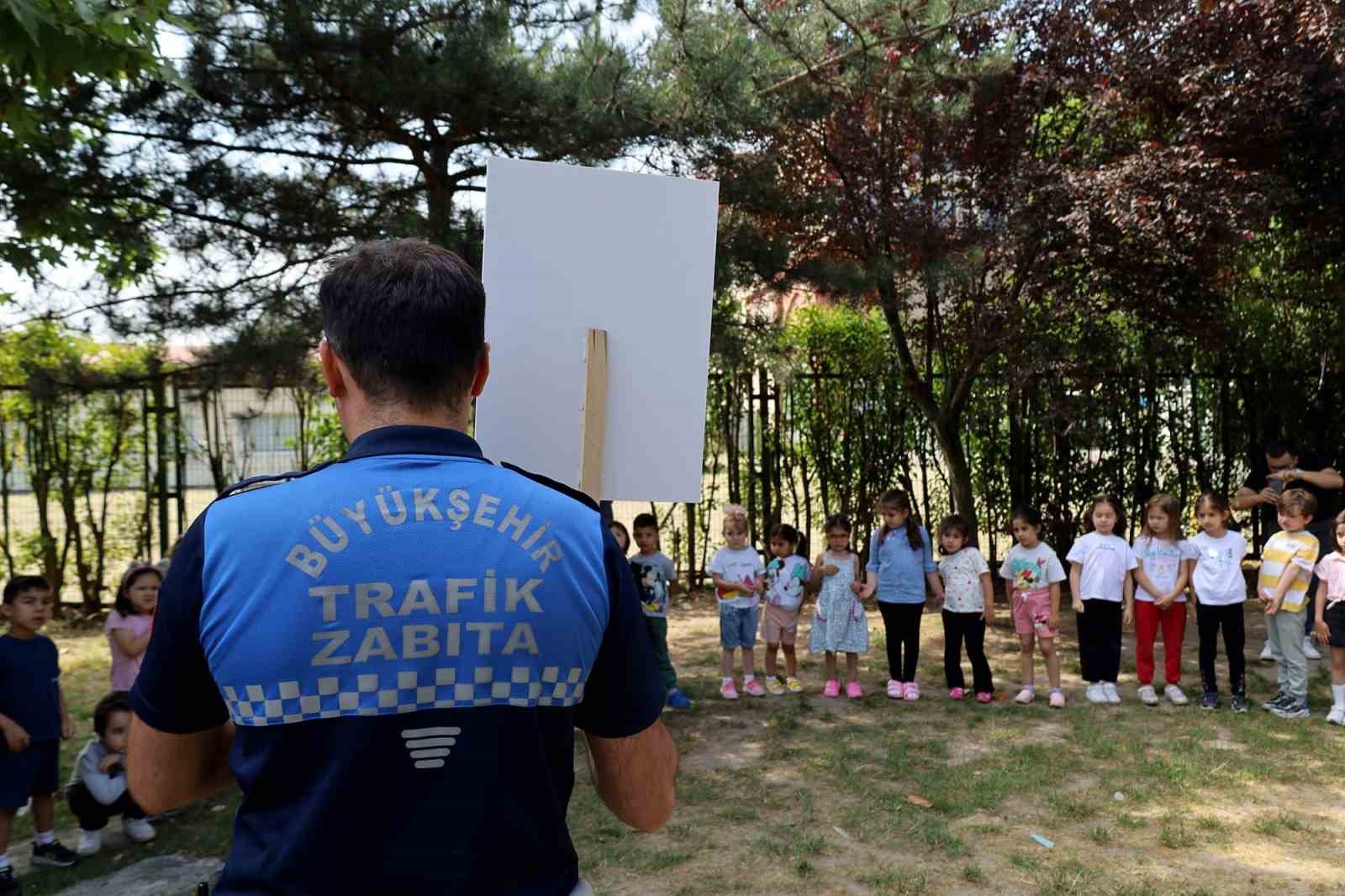 Miniklere trafikte uyulması gereken kuralları &ouml;ğrettiler
