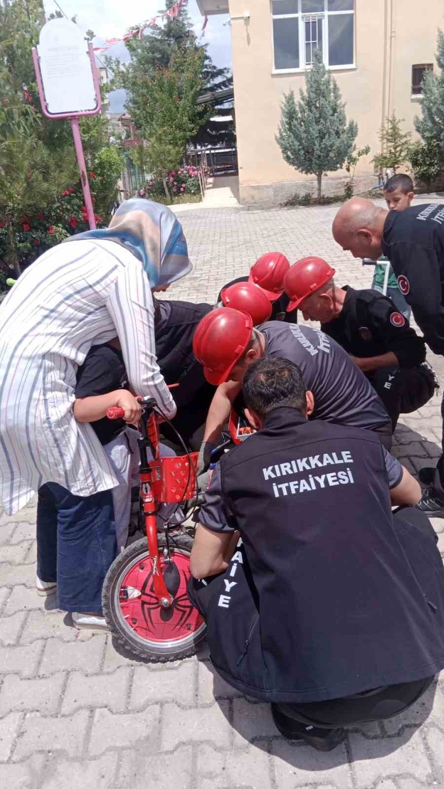 Bisiklet pedalına ayağı sıkışan &ccedil;ocuğu itfaiye kurtardı
